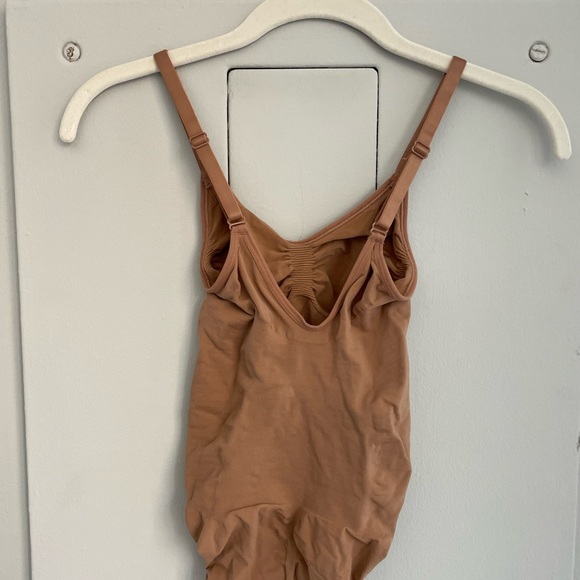 SKIMS Ochre Sculpting Bodysuit!! - Picture 4 of 10